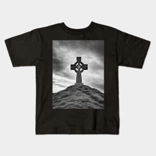 Ancient Stone Celtic Cross on a hill with the Sun shining through the cross in black and white. Kids T-Shirt